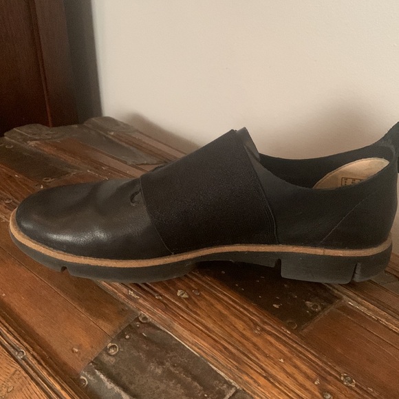 Clarks women’s shoe - size 6.5 - Picture 2 of 8